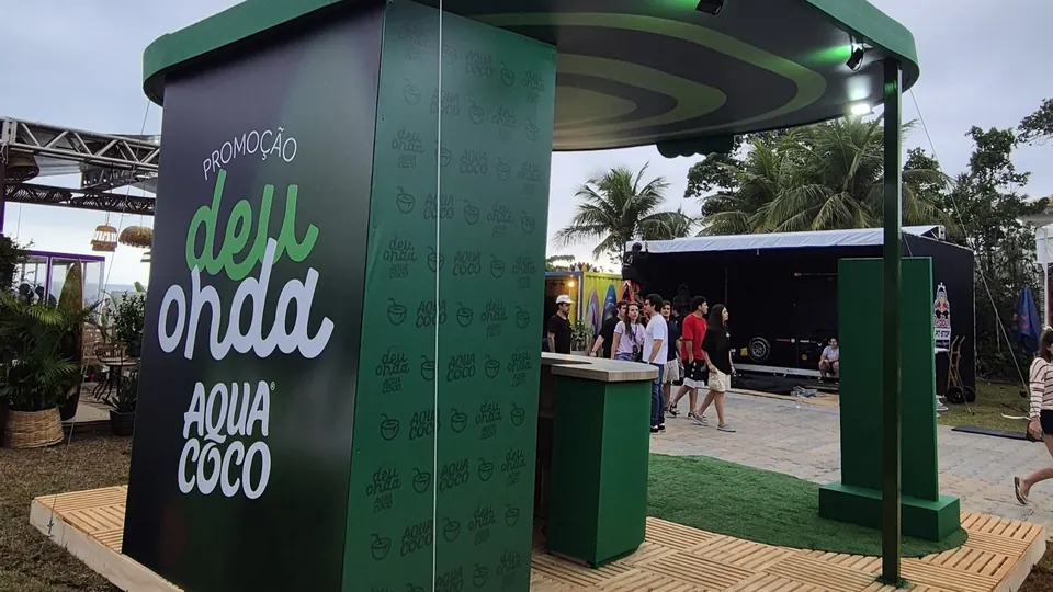 Torre do estande da AQUACOCO com a arte da promoção Deu Onda, no fim da tarde em Maresias.