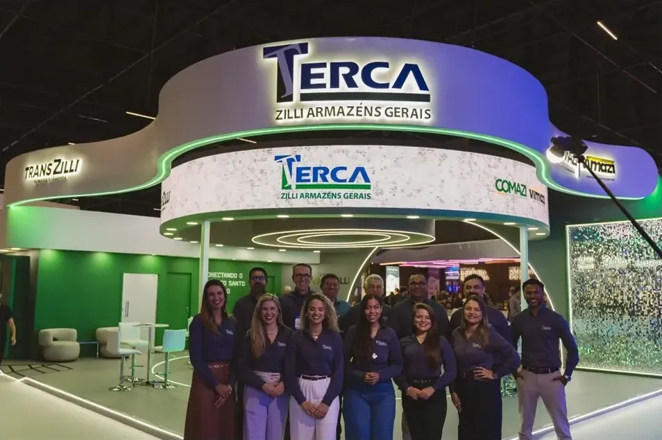 Equipe reunida em frente ao estande da Zilli Armazéns na Intermodal South America.