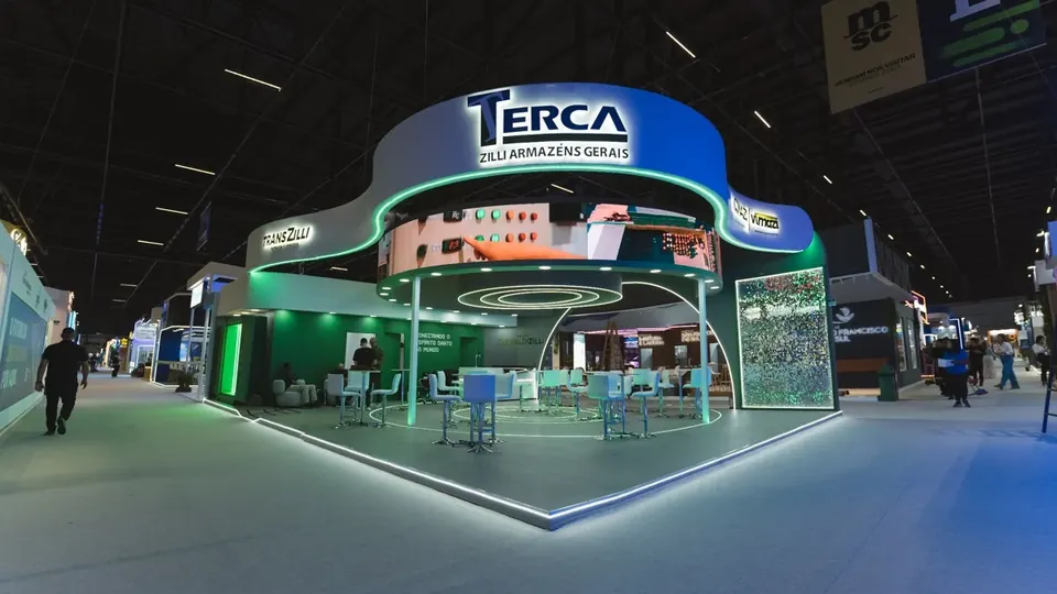 Estande da Zilli Armazéns na Intermodal South America, com estrutura circular suspensa e iluminação verde.