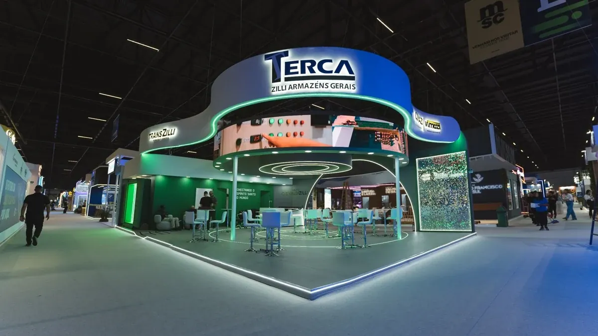Estande da Zilli Armazéns na Intermodal South America, com estrutura circular suspensa e iluminação verde.