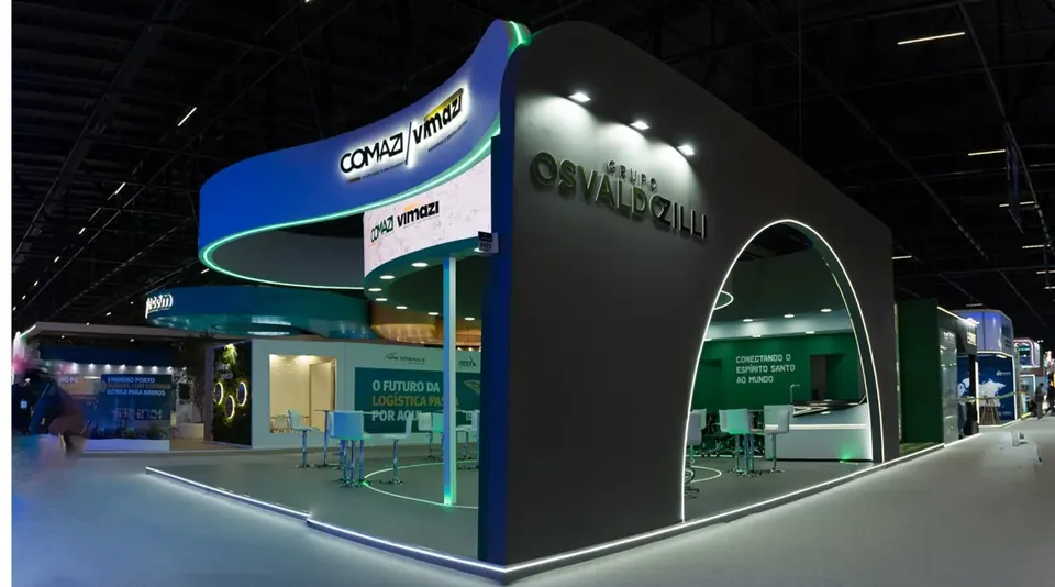 Fachada lateral do estande com marcas do grupo Osvaldo Zilli e arco iluminado.