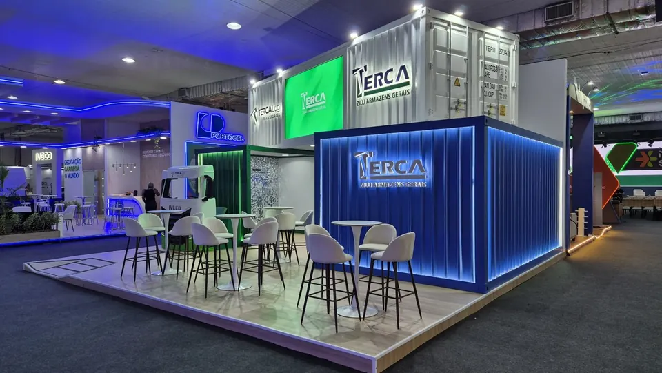 Contêiner iluminado em azul com a marca Terca, no estande da Zilli Armazéns.