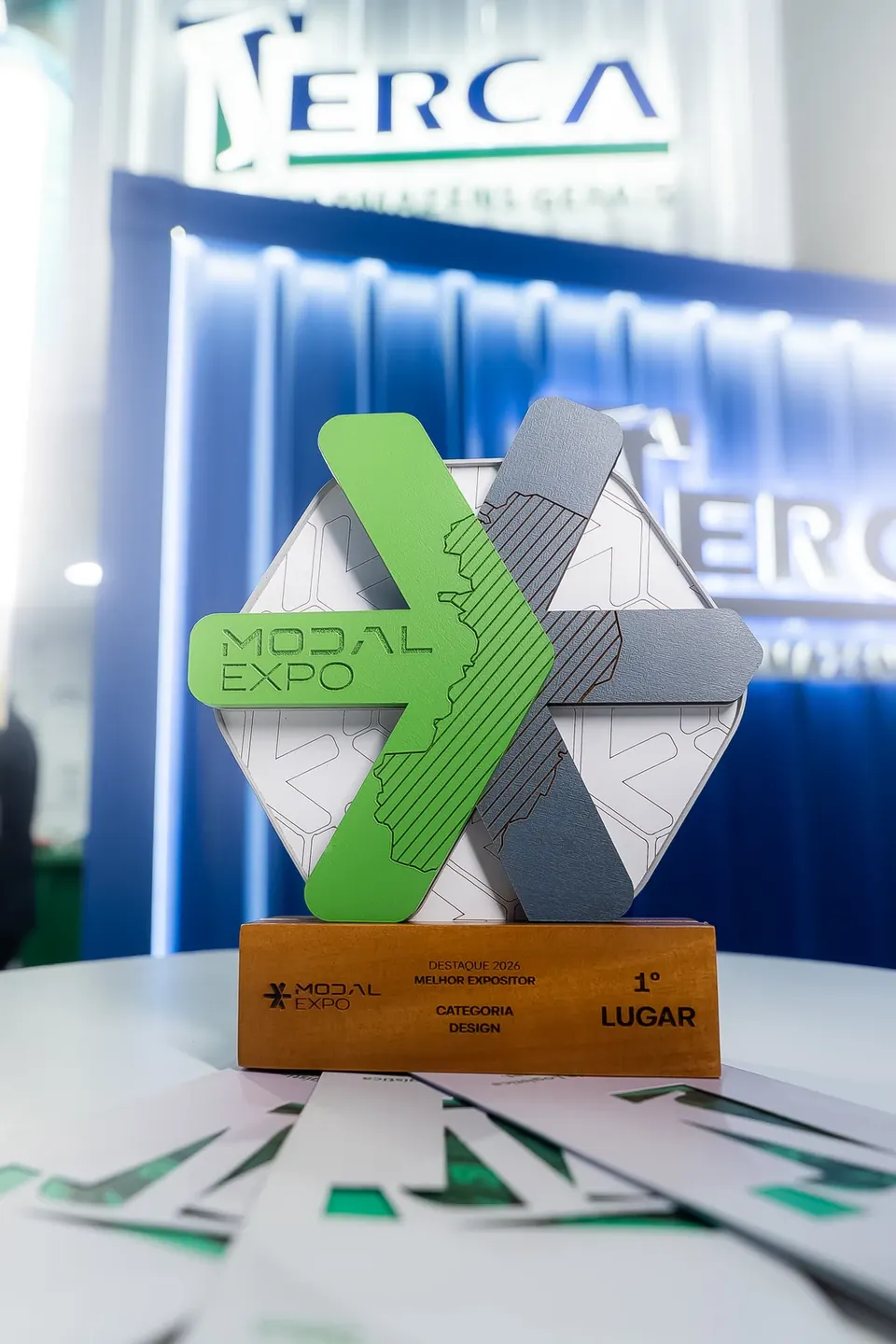Troféu de Melhor Design recebido pelo estande da Zilli Armazéns na Modal Expo 2026.